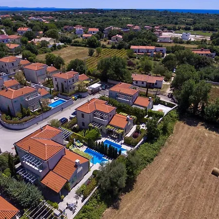 Luxury With A Swimming Pool Liznjan, Medulin - 16329 *