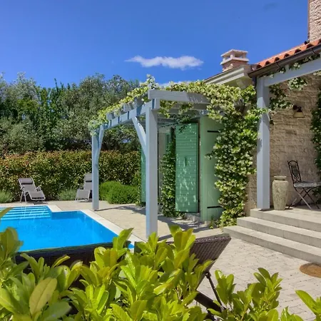 Вилла Luxury With A Swimming Pool Liznjan, Medulin - 16329 Лижнян